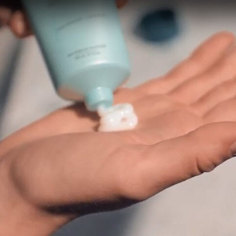 Resistance Ciment Thermique Blow Dry Heat Protectant Kerastase Massage onto lengths and ends.