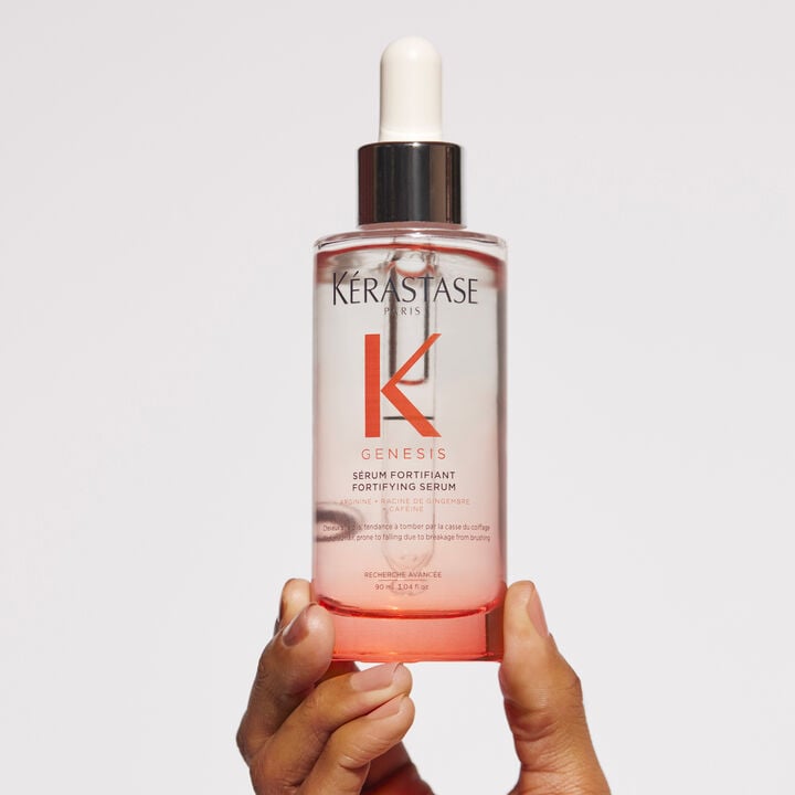 The Argile Equilibrante Cleansing Clay with its soft texture is the go-to hair product to detox and purify the scalp, and remove pollution particles and impurities.