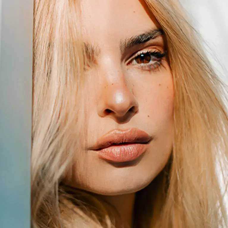 Emily Ratajkowski Reveals Blonde Hair