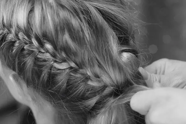 Kerastase - The French Twist Ponytail Hairstyle in 4 Simple Steps Kerastase - The French Twist Ponytail Hairstyle in 4 Simple Steps